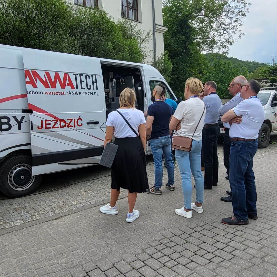 Prezentacja wyposażenia busa mobilnego serwisu opon ANWA-TECH dla klientów i mechaników podczas pokazów sprzętu